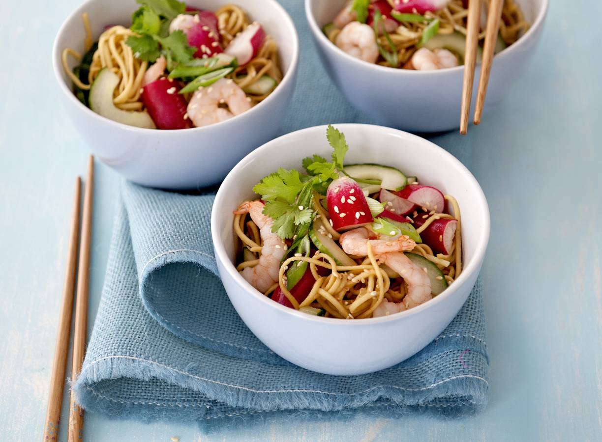 Noedelsalade met radijs en garnalen