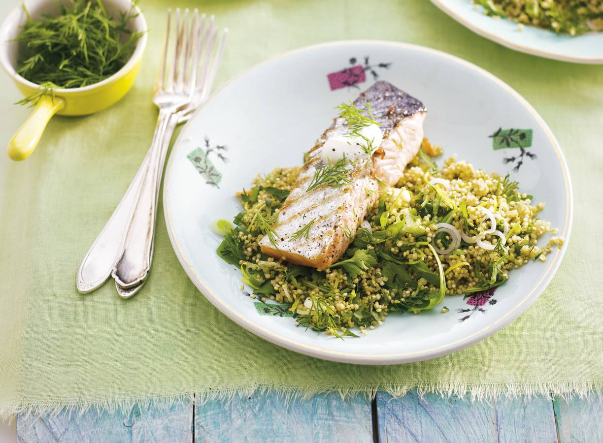 Quinoasalade met zalm op de huid