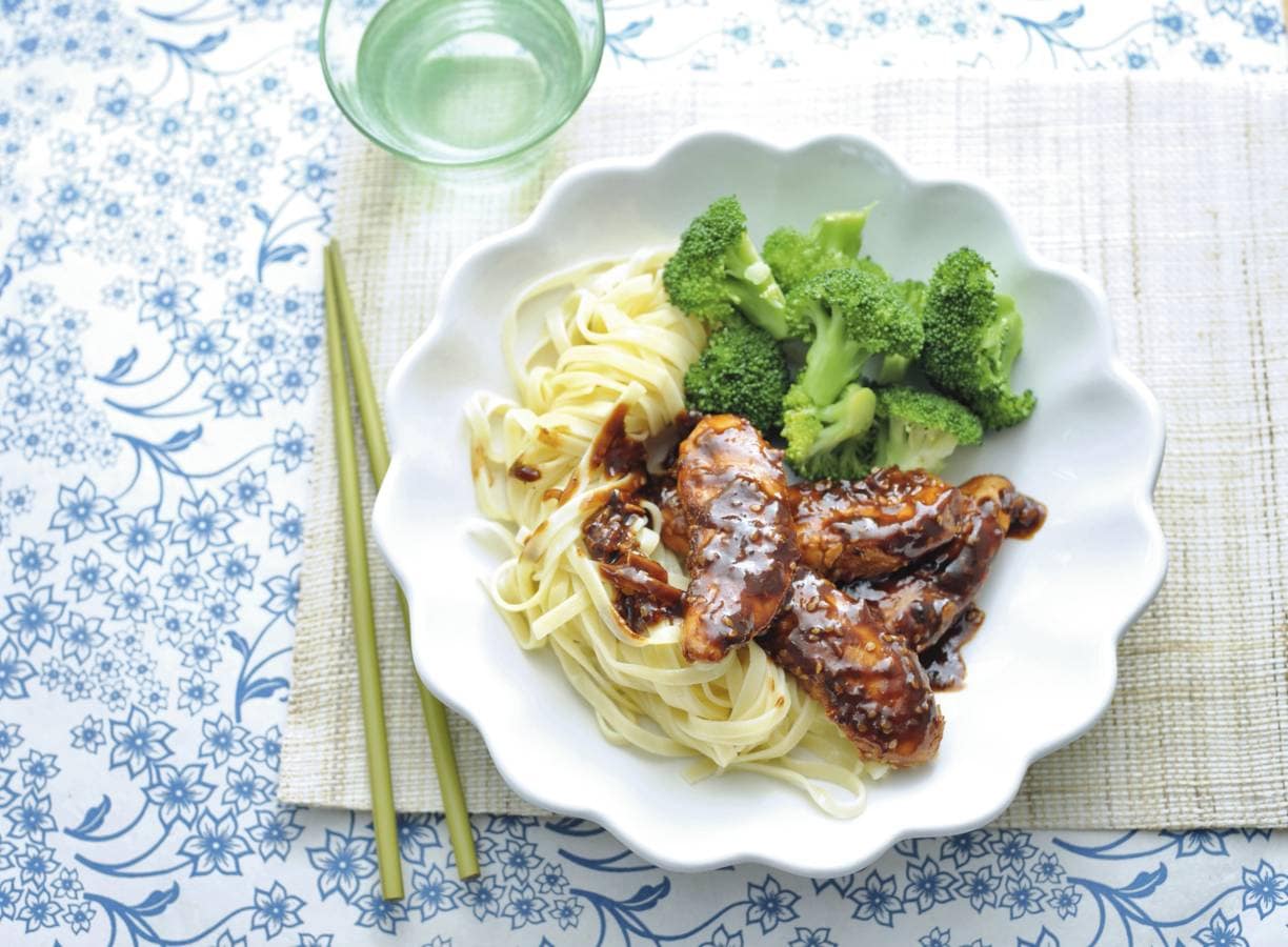 Sesam-hoisinkip met broccoli
