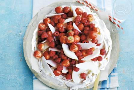 Pavlova met aardbeien en frambozen