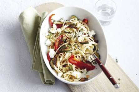 Pittige spaghetti met groenten en geitenkaas