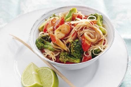 Mihoen met surimi en broccoli