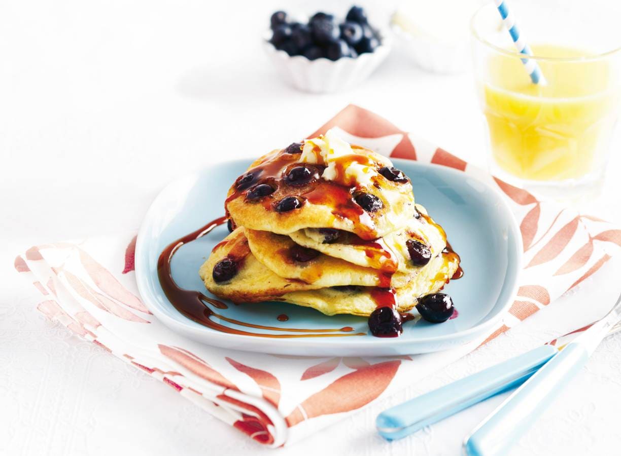 American pancakes met blauwe bessen
