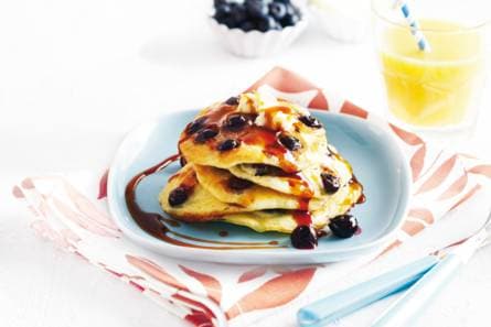 American pancakes met blauwe bessen