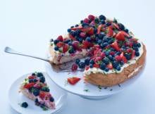 Tover een Turks brood om in een hemels ontbijtgerecht met citroenmascarpone en vers fruit.