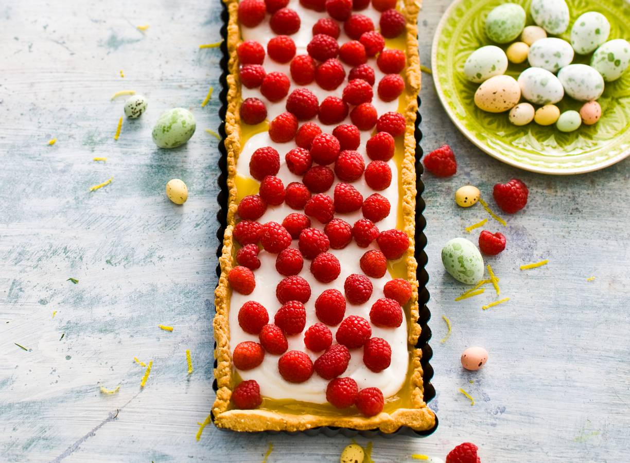 Citroentaart met yoghurt, lemon curd & verse frambozen
