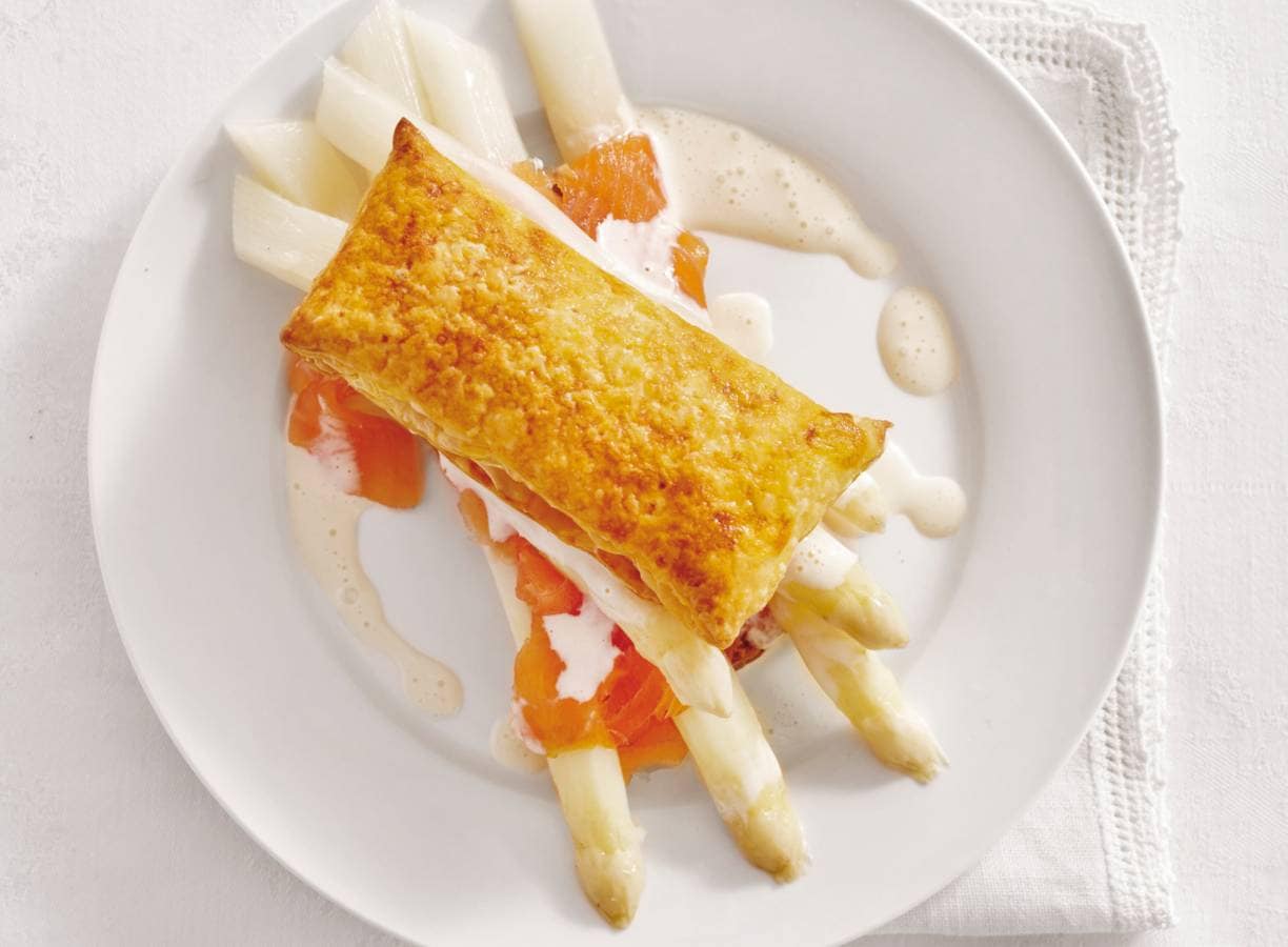 Tompouce met zalm en asperges