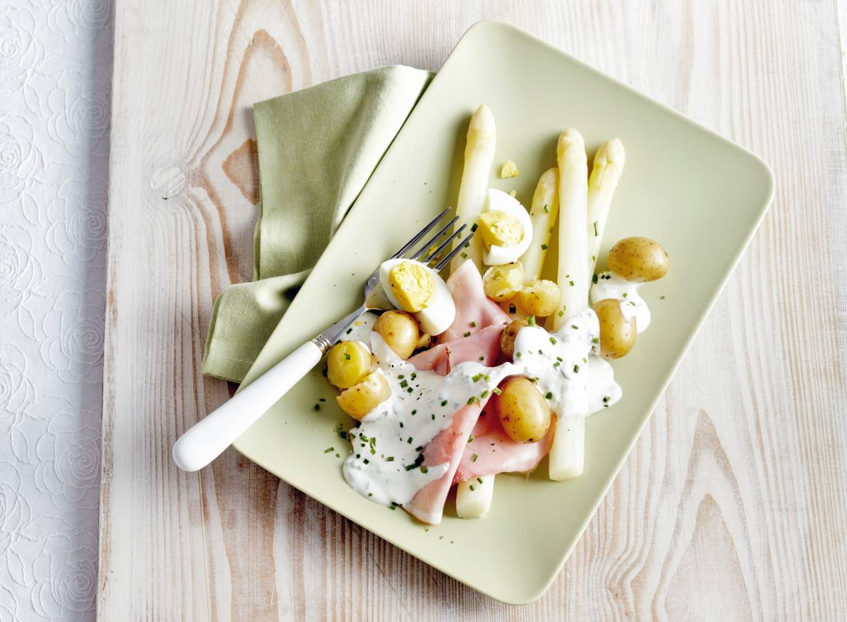 Asperges met beenham en bieslooksaus