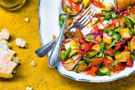 Salade met brood en komkommer
