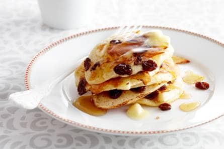 American pancakes met appel, rozijn en honing