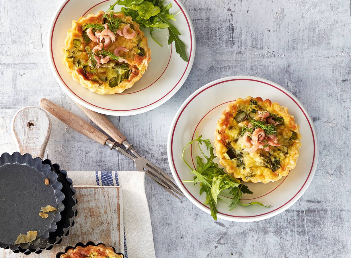 Miniquiches met groene asperges en garnalen