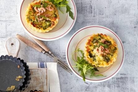 Miniquiches met groene asperges en garnalen