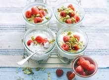 Je dag lekker luxe beginnen? Maak deze trifle met knapperige pistachenoten en fluweelzachte frambozen. Ook geschikt als nagerecht.