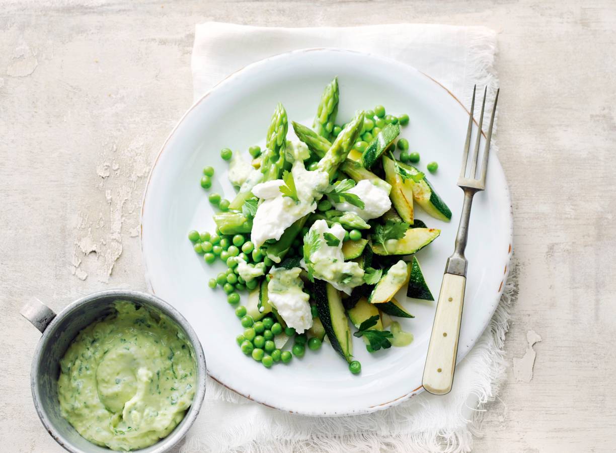 Groene lentesalade met avocadodressing