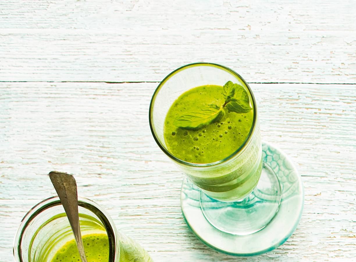 Groene yoghurtsmoothie met meloen en appel