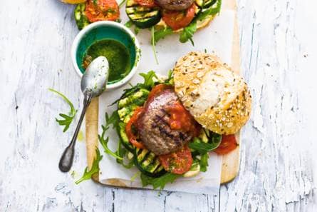 Hamburger met gegrilde groenten