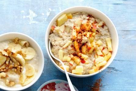 Havermoutpap van amandelmelk, appel en kaneel