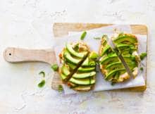 Romige avocado op pikante hummus met frisse munt: deze lunch heeft power!