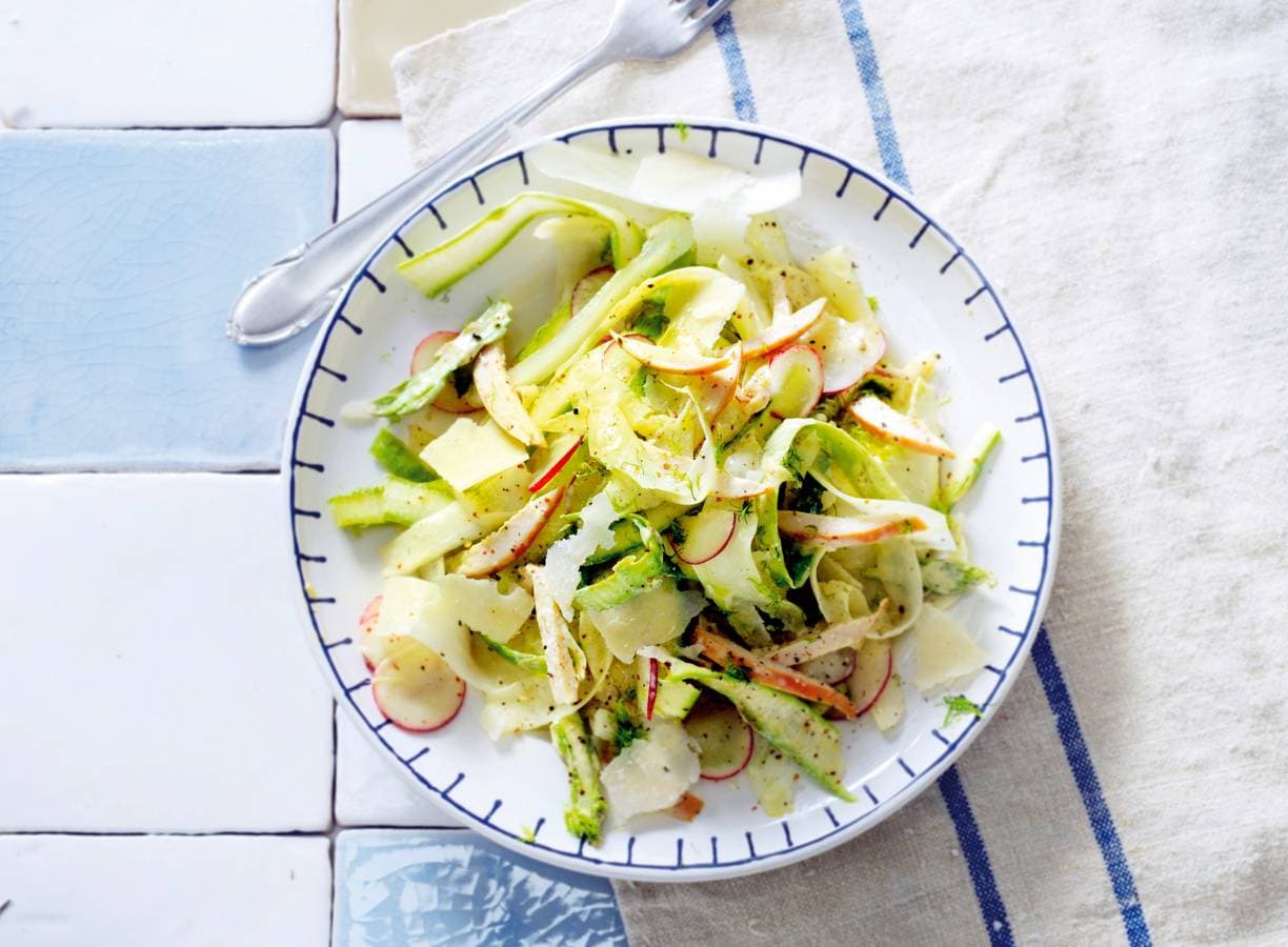Salade van dungeschaafde witte en groene asperges