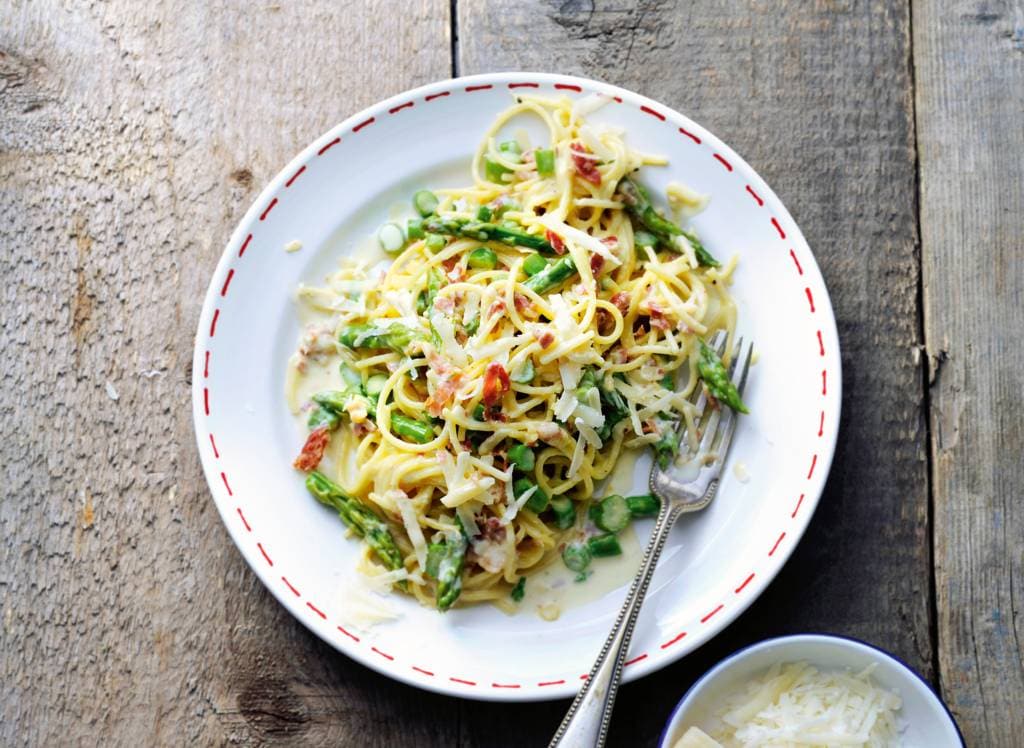 Spaghetti carbonara met groene asperges recept - Allerhande | Albert Heijn