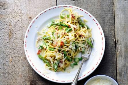 Spaghetti carbonara met groene asperges