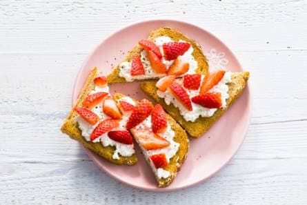 Volkorentoast met hüttenkäse, aardbei en peper