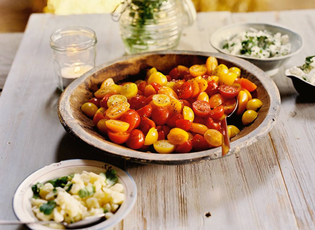 Tomatensalade met 3 kaastoppings recept Allerhande Albert Heijn