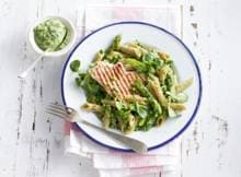 Pasta met knapperige voorjaarsgroenten en bijzondere pesto.