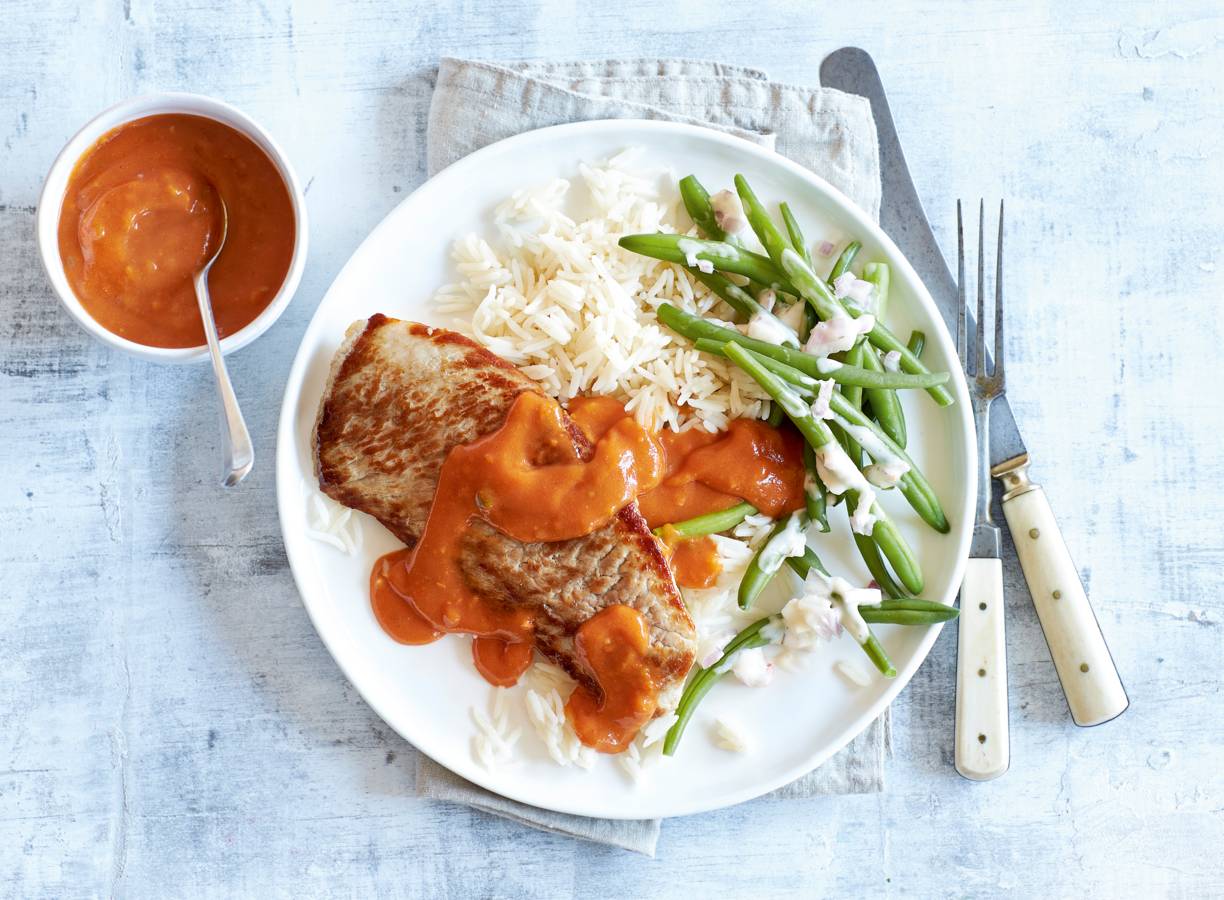 Stroganoff-schnitzel met bonensalade