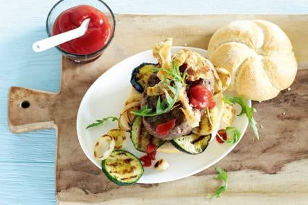 Mediterrane burger met ketchup