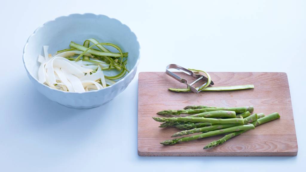 Salade van dungeschaafde witte en groene asperges Recept Allerhande Albert Heijn Salade van dungeschaafde witte en groene asperges Recept Allerhande Albert Heijn