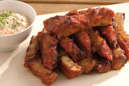 Spareribs met paprika-korianderdip