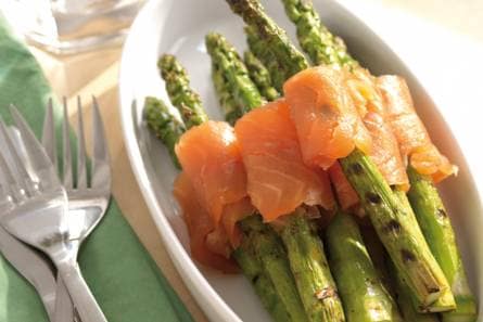 Gemarineerde groene asperges met zalm