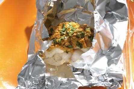 Indiaas vispakketje met yoghurt en kokos