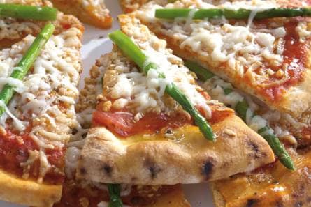 Pizza met Hollandse geitenkaas en aspergetips