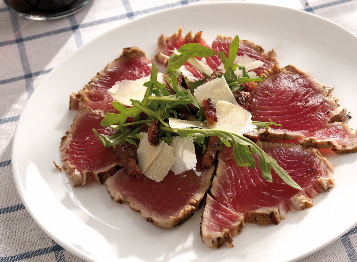 Tonijncarpaccio met spekjesdressing