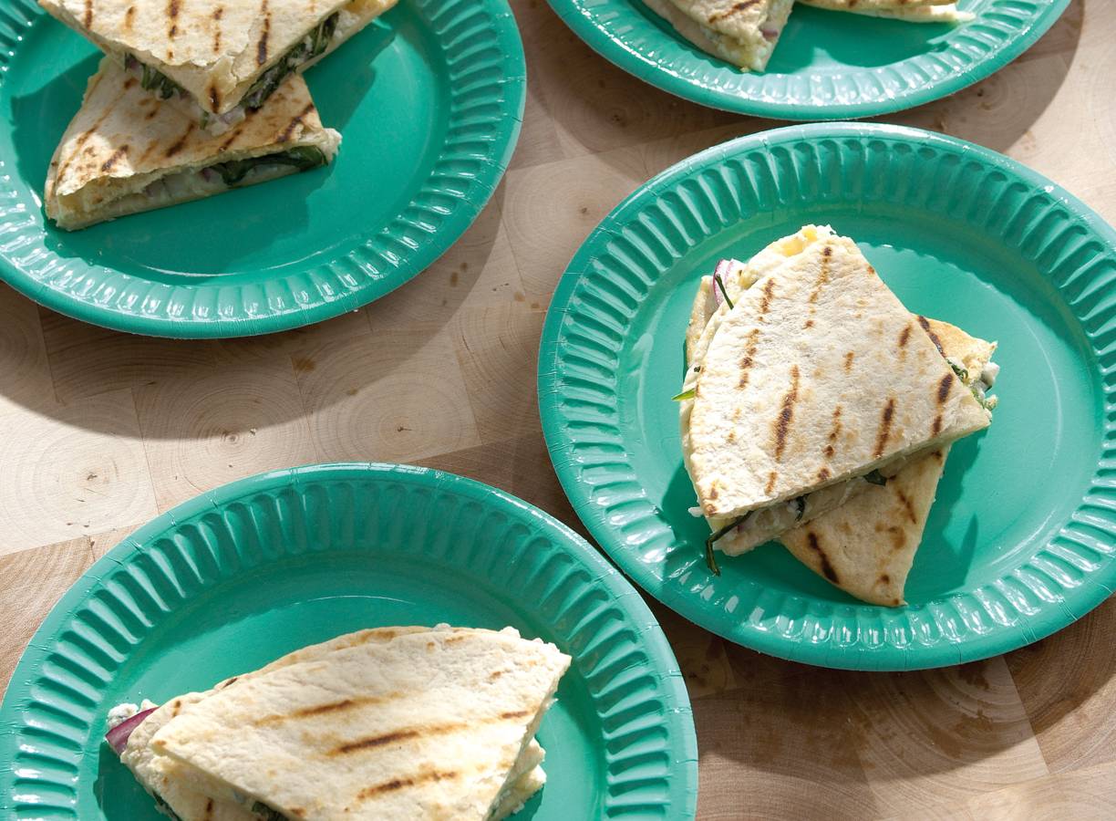 Quesadilla met drie kazen en rucola
