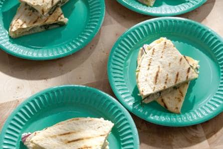 Quesadilla met drie kazen en rucola