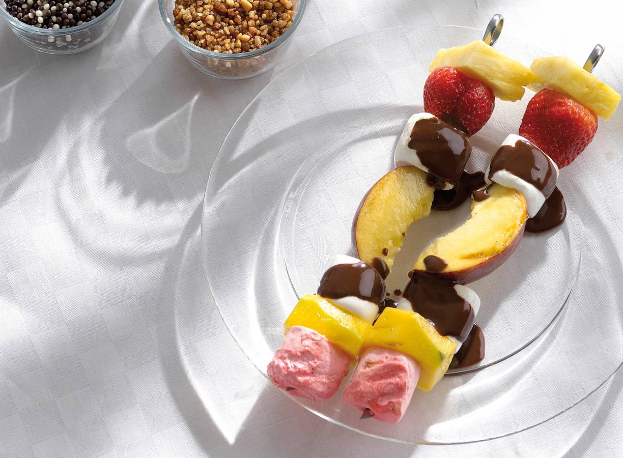 Marshmallow-fruitspiesen met chocoladesaus
