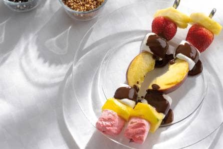 Marshmallow-fruitspiesen met chocoladesaus