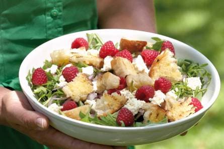 Zomersalade met kaas en frambozen