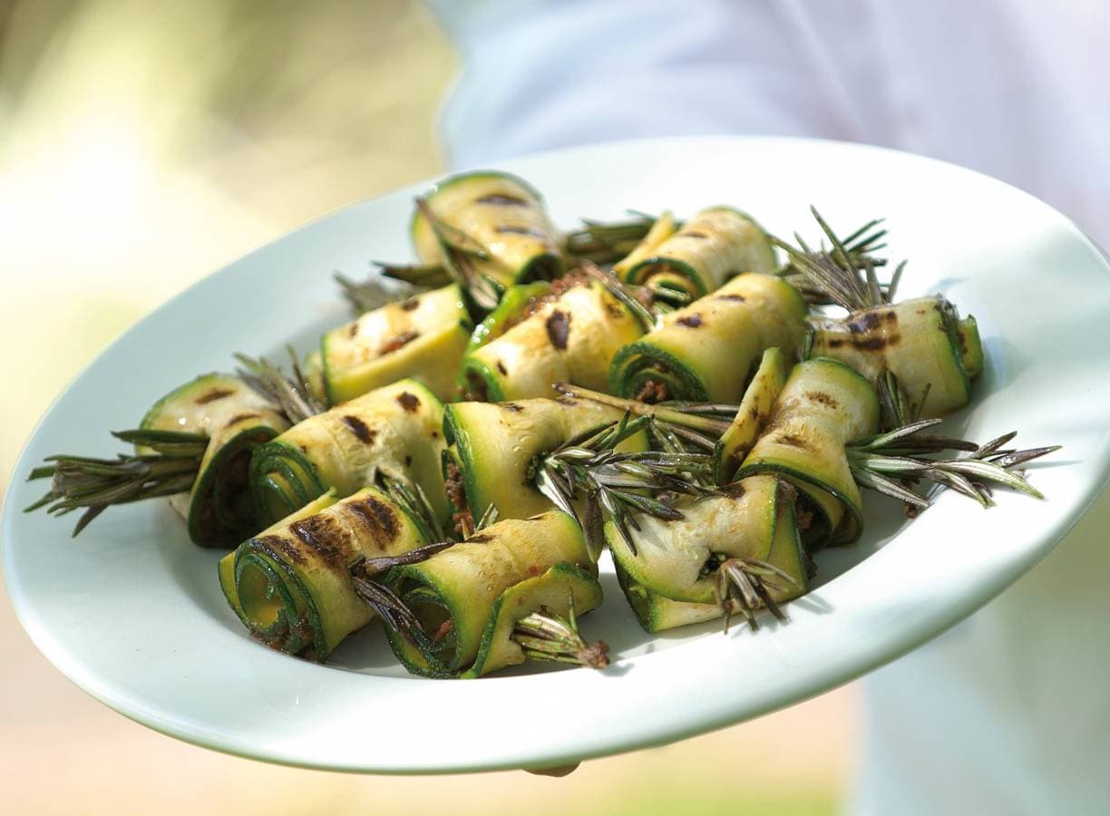 Courgetterolletjes met tapenade