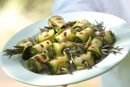 Courgetterolletjes met tapenade