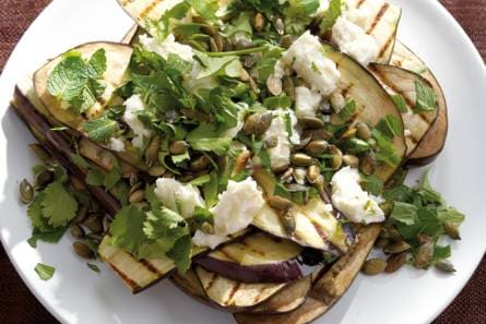 Aubergine met kaas en pompoenpitten