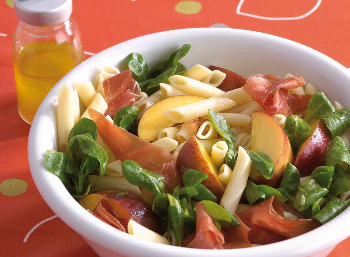 Pastasalade met gandaham en perzik