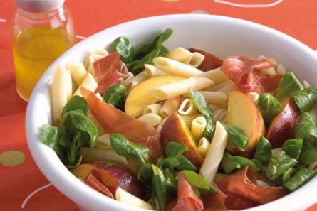 Pastasalade met gandaham en perzik