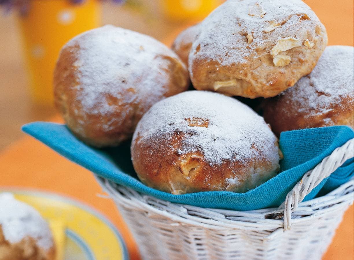 Zoete appel-abrikozenbroodjes