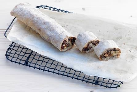 Vruchtenbrood met gedroogde bessen en noten