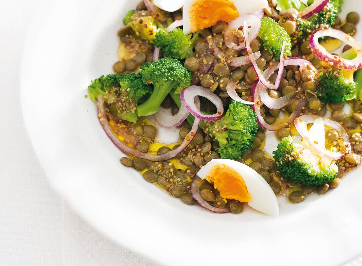 Linzensalade met broccoli en ei