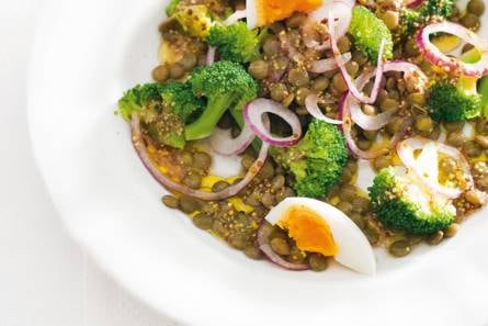 Linzensalade met broccoli en ei